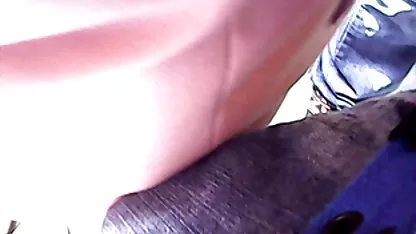 Mientras el esposo no está en casa, el joven estudiante decidió instruirlo sobre los cuernos, invitó a su coños de maduras peludas amante y se sentó a horcajadas sobre un miembro duro que estaba esperando su invitación.