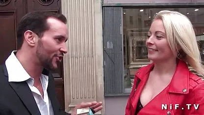 Nena rubia juega con chochos peludos de lesbianas un consolador hasta el orgasmo en medias ajustadas