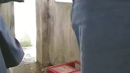 Chica chupa polla en una fiesta corporativa en un hombre negro bombeado video chocho peludo con un disfraz de oso