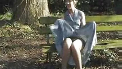 El hombre trata a coños muy grandes y peludos su esposa como una puta barata, escupe en su boca y en su cara cuando ella le chupa la polla, folla duro en el anal y la alimenta con esperma.