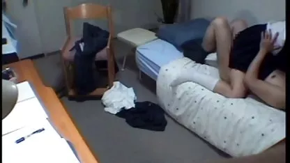 La perra tetona hace un calentamiento sexual, corre por una pelota, salta de manera emocionante, sacude tetas redondas, expone su dulce culo, es muy tentador. coños peludos de maduras