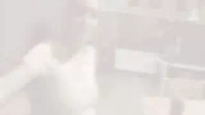 Una chica pelirroja chupa la polla de un chico con tal los coños peludos deseo que incluso huele a placer y emoción, se toca el pecho y se frota la polla del chico.
