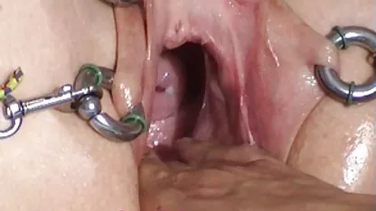 Si alguien ama el fisting anal duro, entonces esta es solo esta belleza, cuyo culo ama tales sorpresas. La novia arreglará la penetración del asa en coños jovenes y peludos su culo, por lo que la morena estará completamente encantada.
