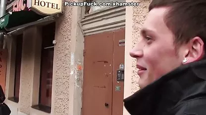 Una joven coños peludos italianos puta mete todos sus dedos en el coño.