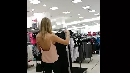 Jovencita tetona se folla a sí misma con un conños peludos consolador