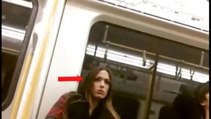 El bebé satisface a dos peludas del chocho machos excitados a la vez.