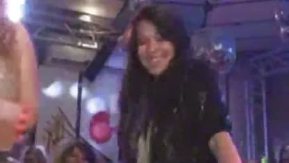 Nena tetona gritando por toda la bollos grandes y peludos cocina, a ella realmente le gusta el sexo tan duro y genial