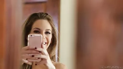 Joven morena en chochos peludos abiertos bragas rosas se masturba delante de una webcam