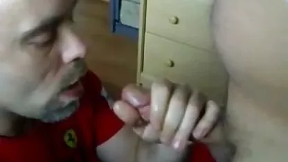 Chick salpicó la boca de su chicas con el chocho peludo macho con esperma.