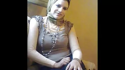 La sexy Sindee Jennings chupa una videos chochos peludos gratis larga polla
