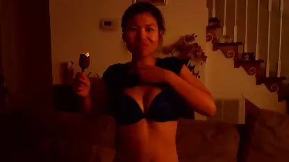 Slender Asian extiende sus pétalos y se masturba coños bien peludos el coño afeitado