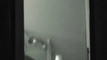 Dos hermosas lesbianas acarician cpños peludos los dedos del coño