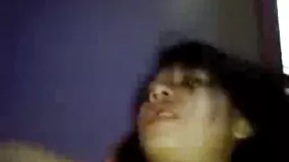Dos jóvenes coños peludos ricos estudiantes con los ojos vendados y un hombre.
