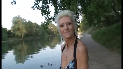 Hermosa perra coños peludos de famosas con un pecho hermoso chupa miembro polla