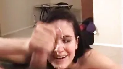Dos bellezas delgadas, que huyen del sol del mediodía, se reúnen en chochos peludos japonesas un pequeño baño para bañarse un poco, donde, por supuesto, no pueden resistir la increíble tentación de acariciarse apasionadamente.