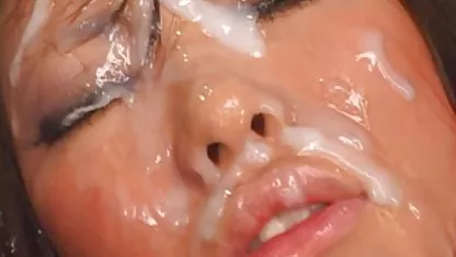 Trío sexy pareja madura chochos peludos gordos follando en el sofá obteniendo placer