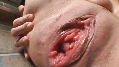 Sexy estudiante se desnuda ante la cámara en la chochos grandes y peludos cocina