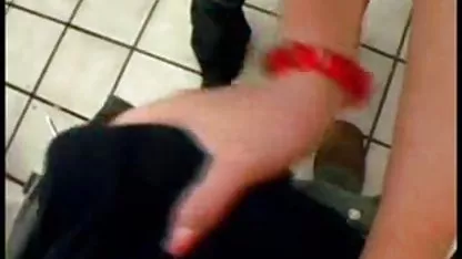 Hombre guapo suavemente besa y folla a blondie rusa en coño y anal el chocho peludo