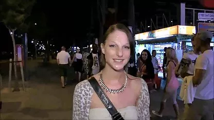 Rubia se folla con consolador rojo mujeres con pelos en el chocho