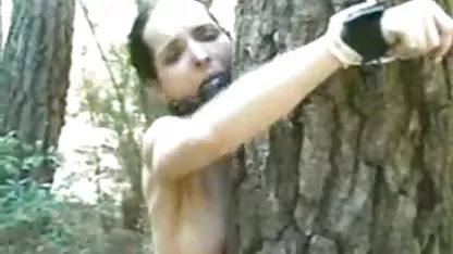 Un fuerte semental entra en la mecedora y ve a una rubia tetona que sacude sus pechos. No se puede perder a una chica tan jugosa y, por lo tanto, coños semi peludos sin palabras innecesarias la pone de rodillas, saca su polla hinchada y folla la belleza con fuerza.