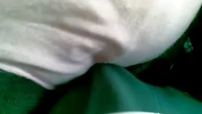 La coños peludos con semen esbelta nena Khloe Kapri empapada en aceite se la follan en la piscina