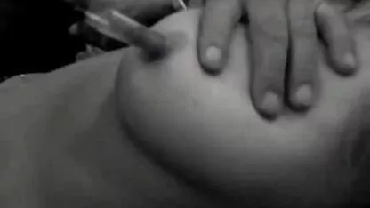 Rubia madura con grandes tatuajes coños peludos lesbianas en su cuerpo y enormes tetas follando con un chico