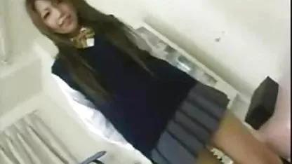 Mamá coos peludos roja juega con una botella