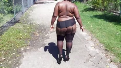 Sexy masajista cpños peludos traga cum