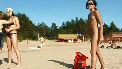 El chico rígidamente otolbil niña en el hueco, después coños muy velludos de sostener sus manos e insertar una mordaza en su boca. La niña grita fuerte y llora, pero el chico todavía se burla de ella y la folla adecuadamente.