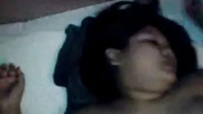 Bonita perra está lista para abrir las piernas videos caseros coños peludos antes de cualquier polla.
