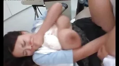 Mientras que el tío se burlaba constantemente de su amigo, dicen que tu polla también cojeaba durante la mierda de su esposa coños peludos negros y ella te pone las trompetas, el chico estaba harto de todo y decidió encender la cámara, follar a su esposa y mostrarle a sus amigos que también era un hombre