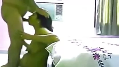 Rubia tetona es azotada en el culo y follada por un c0ñ0s peludos macho