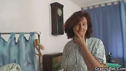 La esbelta niña comienza a chochos peludos llenos de leche follar con un chico en la cama, luego se une a la segunda, tercera, cuarta, están listas para arrojarla al semen