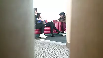 La rubia tetona con medias negras chupa polla y obtiene a Cooney de coños negros peludos su amante
