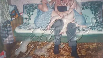 Milaha en chochos velludas medias maneja dos miembros