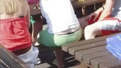 Hermosa coños peludos en lenceria gimnasta en los bares irregulares muestra su cuerpo