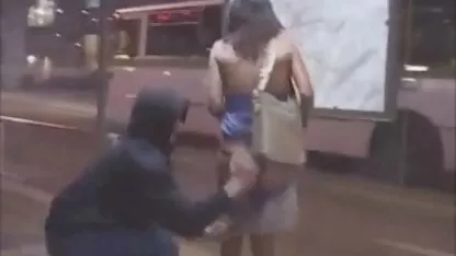 El chico realmente quería saber qué miembro probar. No podía confesarle oños peludos a nadie, excepto a su mejor amigo. Un amigo trató las fantasías del chico con comprensión y dejó que su polla chupara, luego lo metió en el culo.