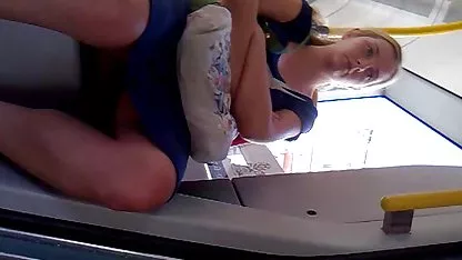 Tipo lujurioso huele con fuerza en la coñoos peludos puta pelirroja anal Susana Melo.