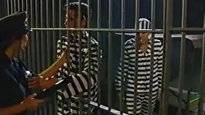 La perra tetona Samantha St. mujeres maduras con el chocho peludo se quitó las bragas, armada con un consolador gordo y se cogió a sí misma en las escaleras