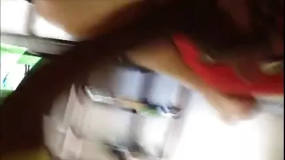 Una madre sexy sexso peludo y experimentada realizó su sueño de tener relaciones sexuales con un chico joven y caliente, se la cogió y llevó al niño al orgasmo