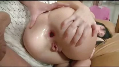 Deliciosa rubia con un consolador en el conios peludos culo y una polla en el coño.
