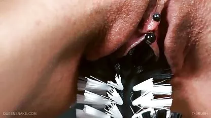 Dos machos brutales son duros coños caseros peludos con sus pollas gruesas sexy rubia