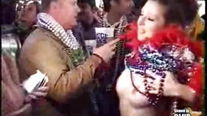 Acaricia su coño con el pie de su los coños peludos amiga