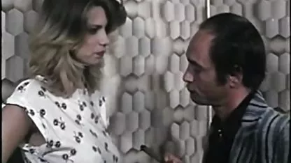 La rubia permaneció satisfecha y satisfecha esa noche cuando cayó en manos peludas del chocho de una codiciosa y lujuriosa compañía masculina.