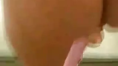 Después de videos de mujeres con coños peludos recibir el permiso de una perra negra para filmar en video privado, el chico se sienta en su pequeño automóvil más cómodo con ella, donde al principio se folla a esta hembra caliente por un largo tiempo y luego escupe su culo desagradable