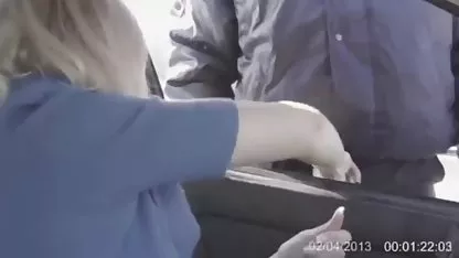 La dueña pelirroja en látex insertó los huevos de un esclavo en un bloque y lo perdonó firmemente en su boca y en su culo, obligándolo a correrse en sus botas, y luego a lamer el semen de coñospeludosxxx ellos.