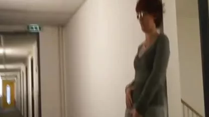 Tres hermosas coños peludos de latinas lesbianas esbeltas organizaron una pequeña orgía lesbiana