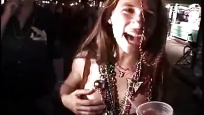 Perra puta saliva y se xxx chocho peludo la lleva en la boca.