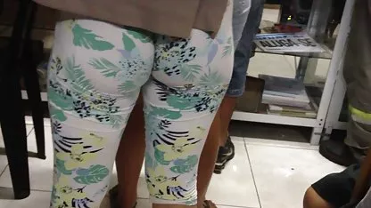 La viejos coños peludos morena Kitty Jane conoció a un chico divertido y decidió follarlo.