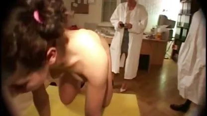 Machos calientes tiran de una coños peludos orinando perra en sus miembros